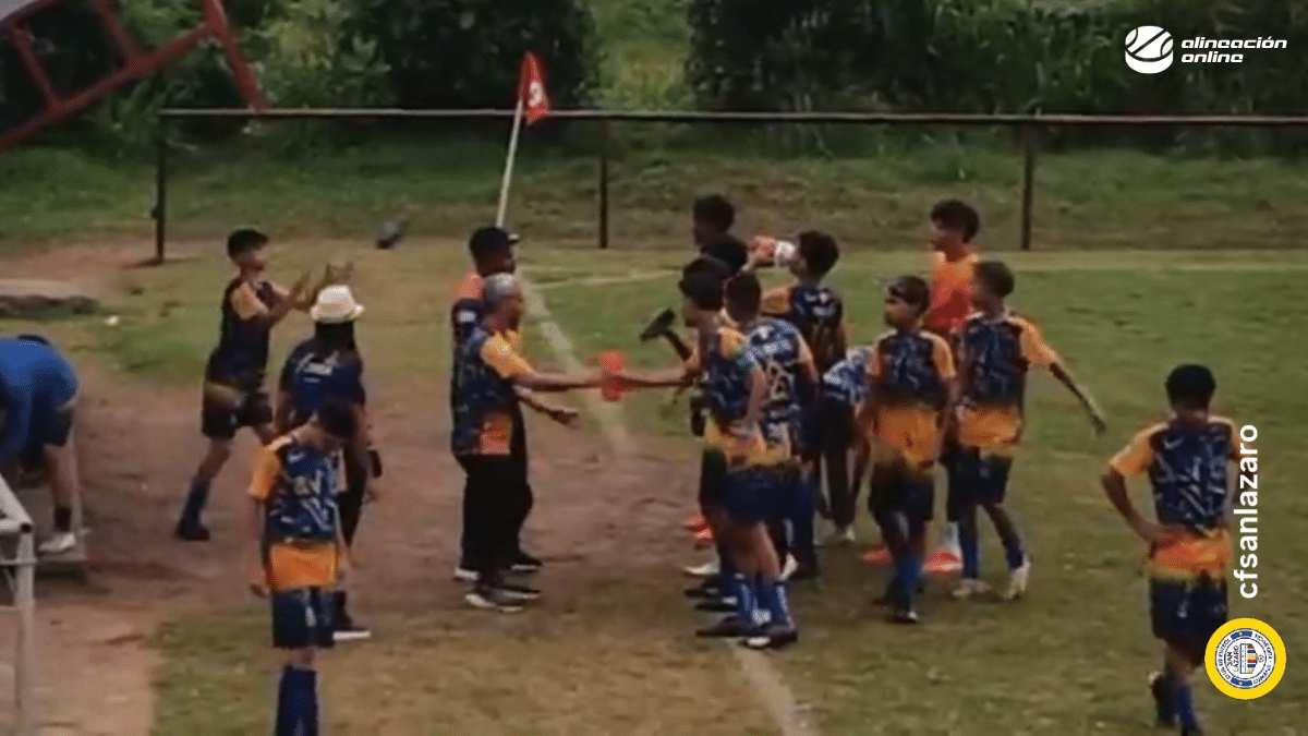 Momento de Hidratación del Equipo San Lazaro en Copa AIFI